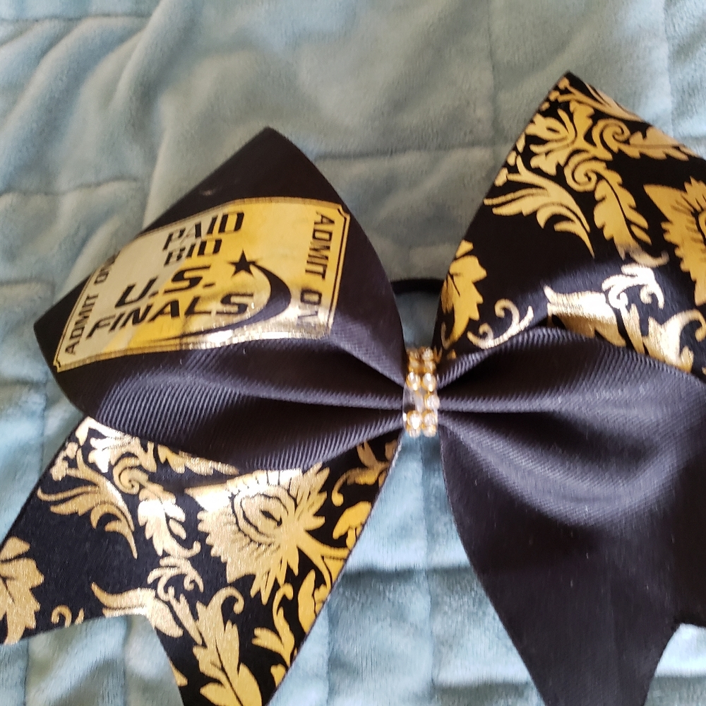 Cheerleading bow